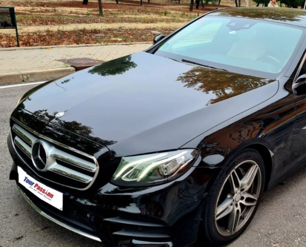 Executive private taxi Paris price service picking up passengers from a luxury hotel in central Paris