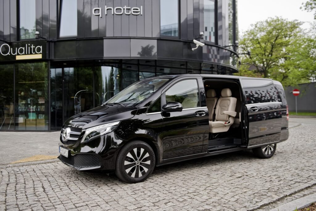 Executive private taxi Paris price service picking up passengers from a luxury hotel in central Paris