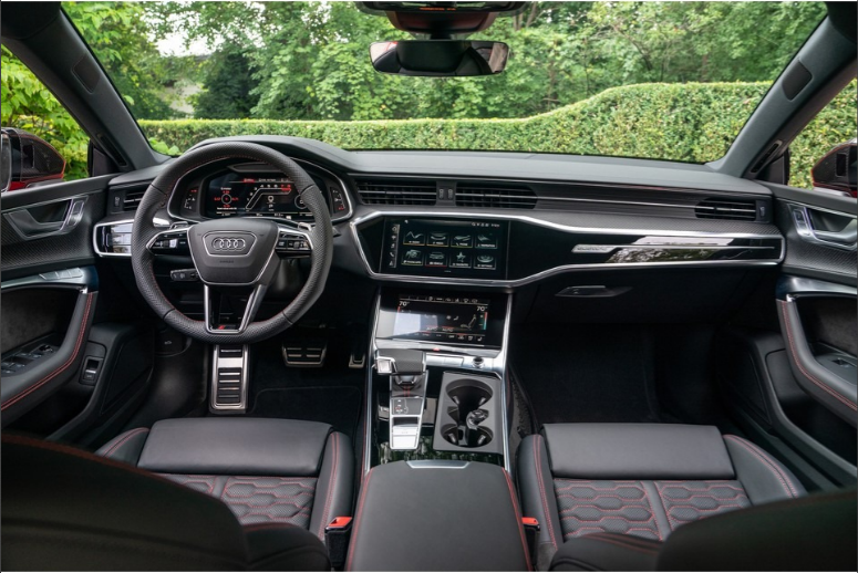 Executive private taxi Paris price service picking up passengers from a luxury hotel in central Paris