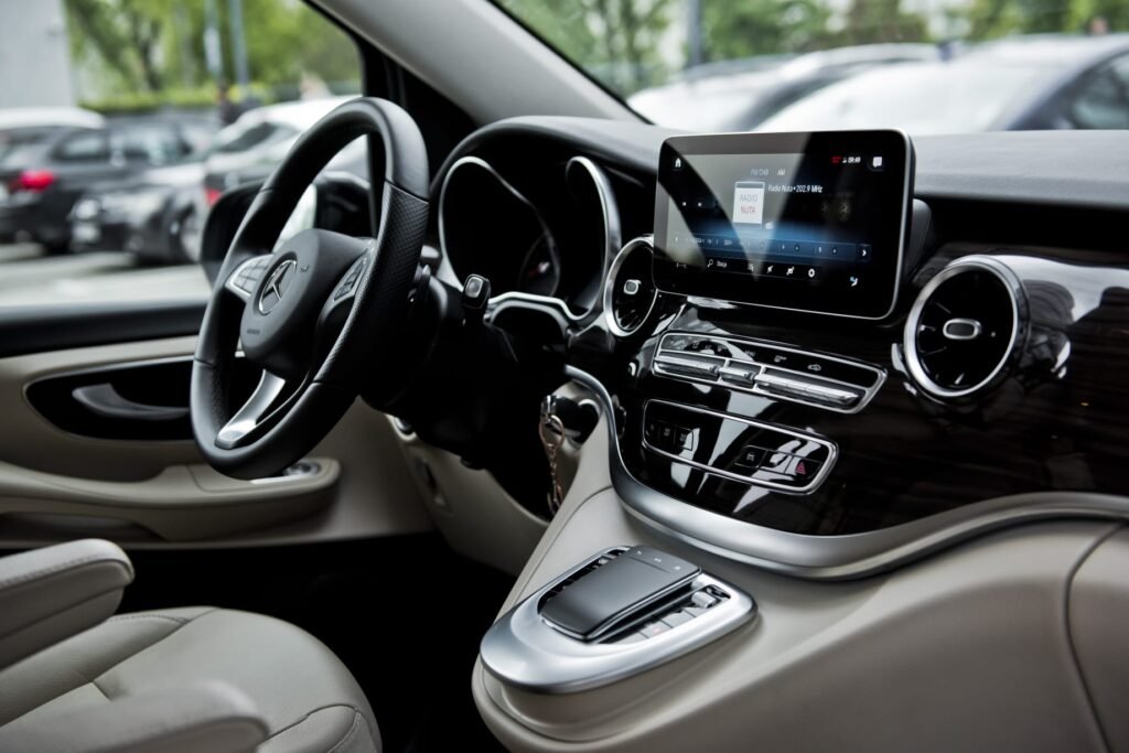Best taxi to Charles de Gaulle airport luxury Mercedes-Benz outside Paris hotel
