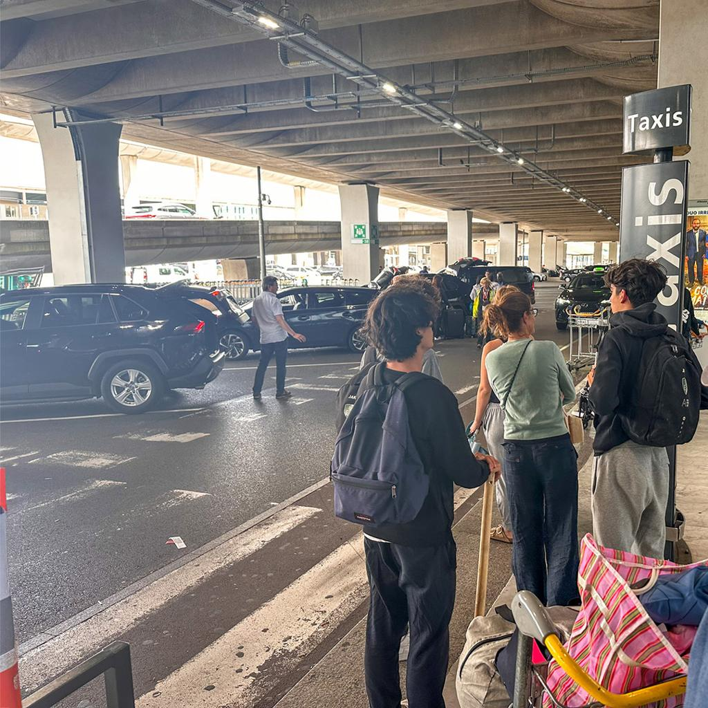 Official taxi at Charles de Gaulle Airport showing the Paris CDG taxi flat rate